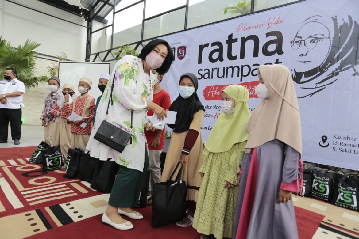 Peduli Anak Yatim-piatu, Ibunda Ratna Sarumpaet Donasi hasil Penjualan Buku’ Aku Bukan Politikus” ke KSJ