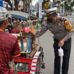 Jelang Buka Puasa, Sat Lantas Polres Sinjai Bagi Bagi Takjil di Jalan