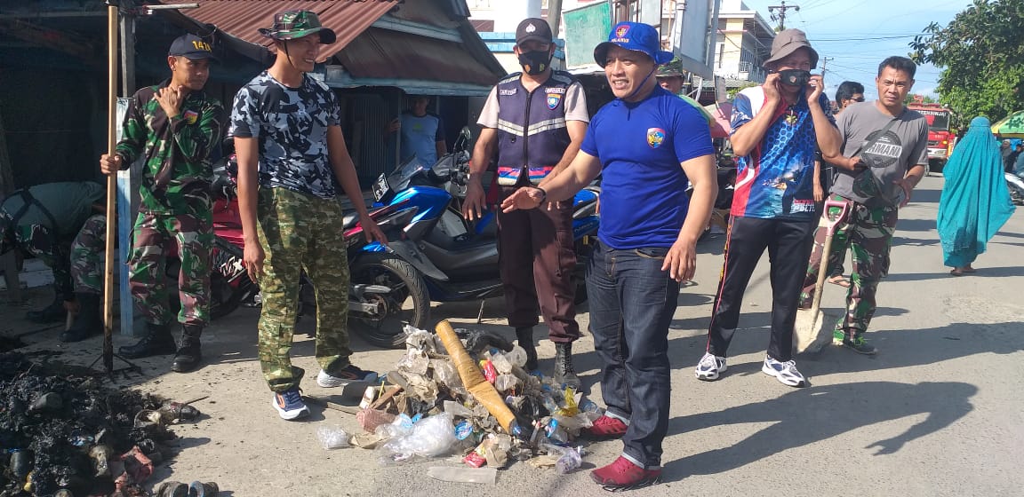 Sinergitas Sat Polairud Polres Sinjai Bersama TNI dan Waraga Bersihkan Pelalangan Ikan Lappa