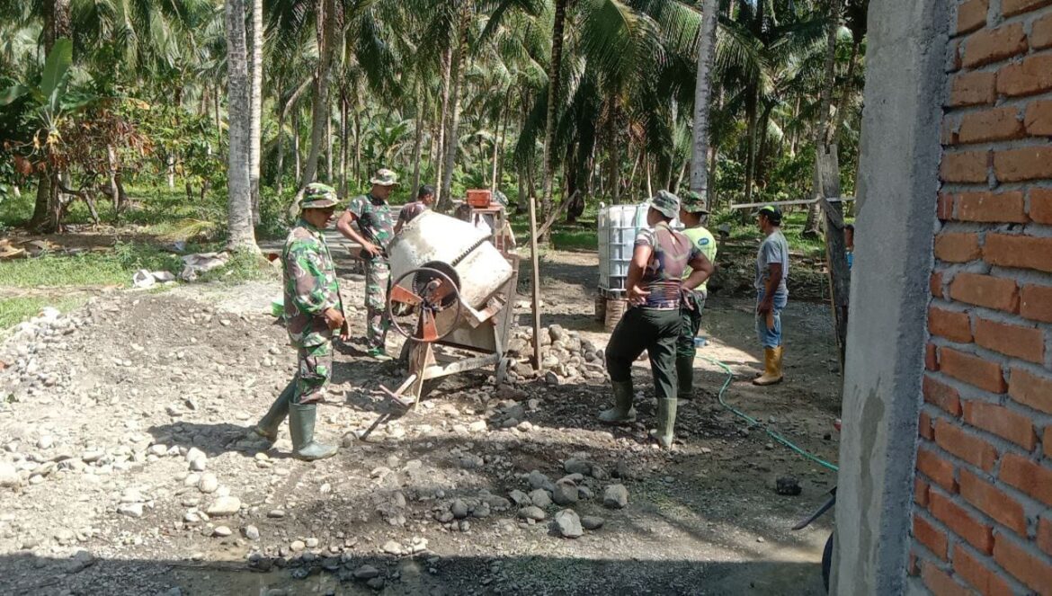 TMMD Ke 113 Kodim 1427 Pky, Bersama Warga Gerak Bahu-Membahu Percetakan Pengecoran Jalan Rabat Baton