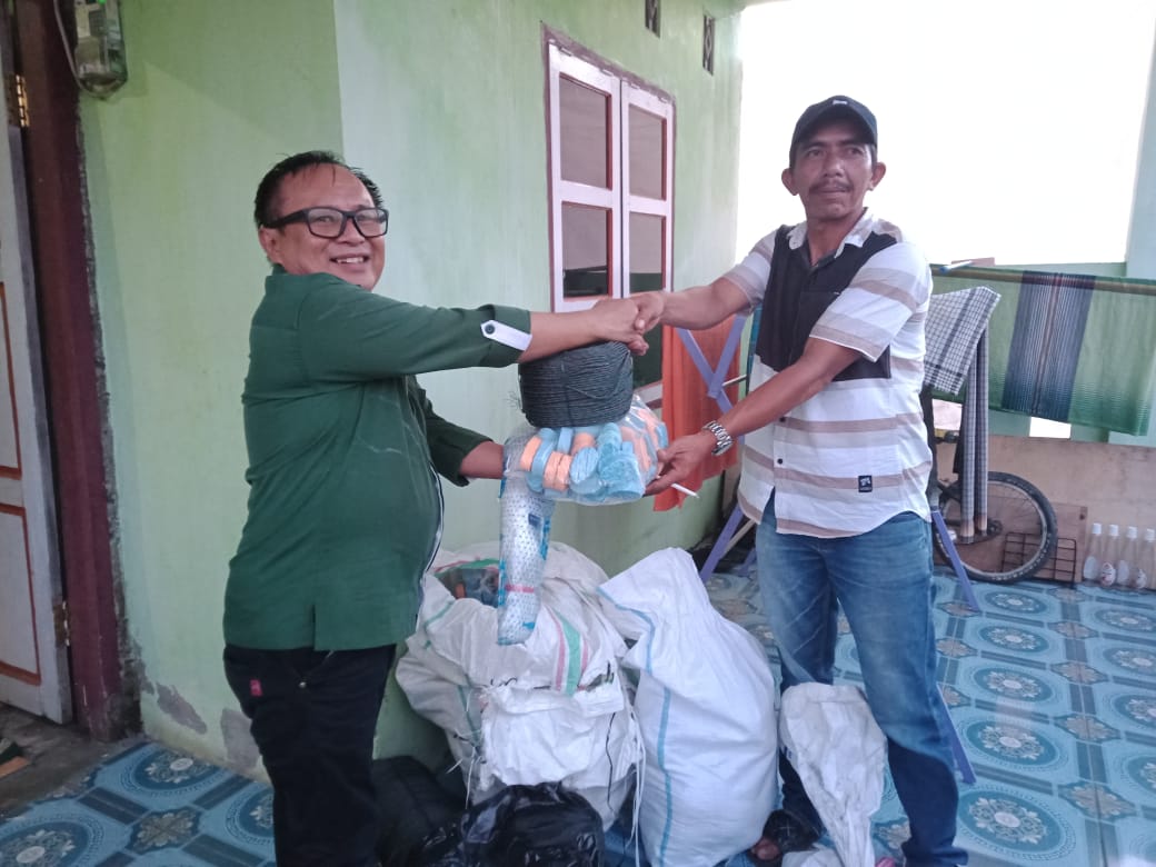 Melalui CDO PT Pasangkayu Serahkan 10 Paket Pukat ke Warga Tanjung Harapan Ini Bagian CSR