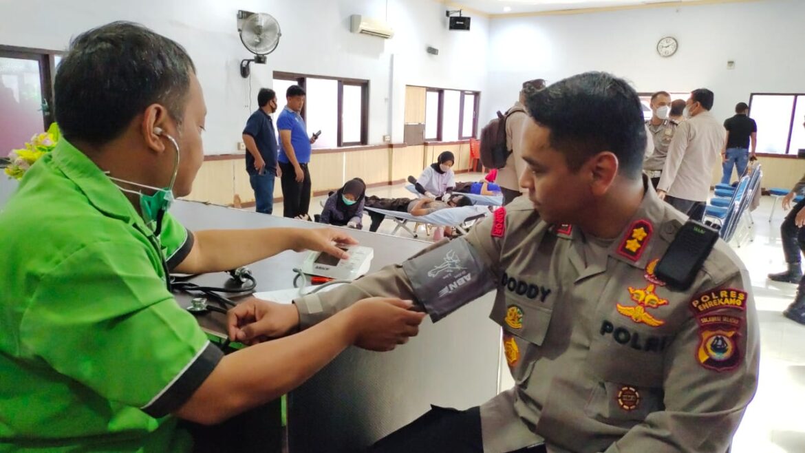 Menjelang HUT Bhayangkara ke-76, Personel Polres Enrekang Melaksanakan Donor Darah