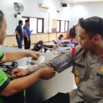 Menjelang HUT Bhayangkara ke-76, Personel Polres Enrekang Melaksanakan Donor Darah