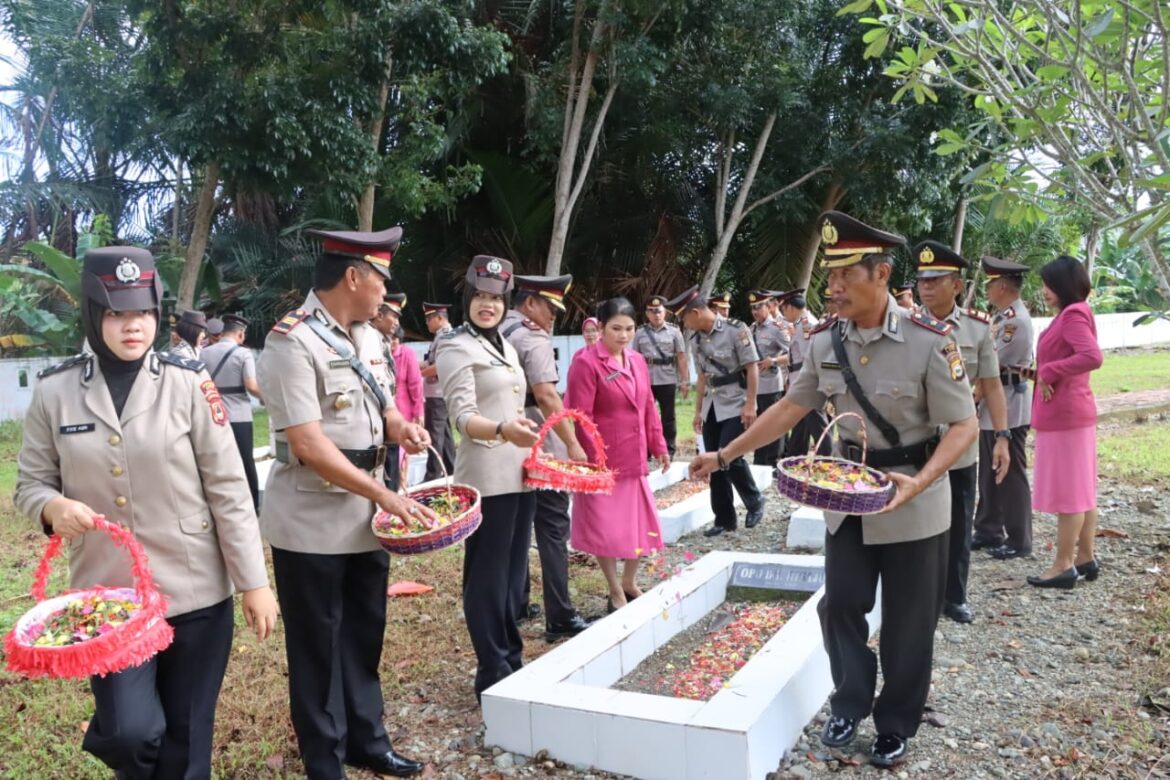 Sambut Hari Bhayangkara ke-76, Polres Luwu Gelar Upacara Ziarah dan Tabur Bunga di TMP Belopa Luwu