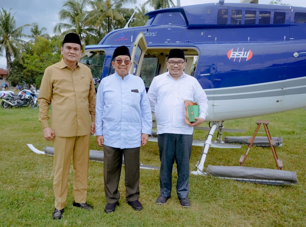 Bupati Barru Mendampingi HM Aksa Mahmud Menghadiri Penamatan Santri Santriwati Tahfidzul Quran Di Kampus II Tonrongnge