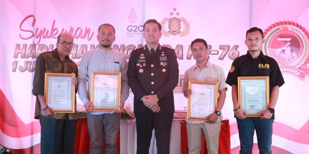 Kapolres Barru Memberikan Piagam Penghargaan Kepada Insan Pers Barru