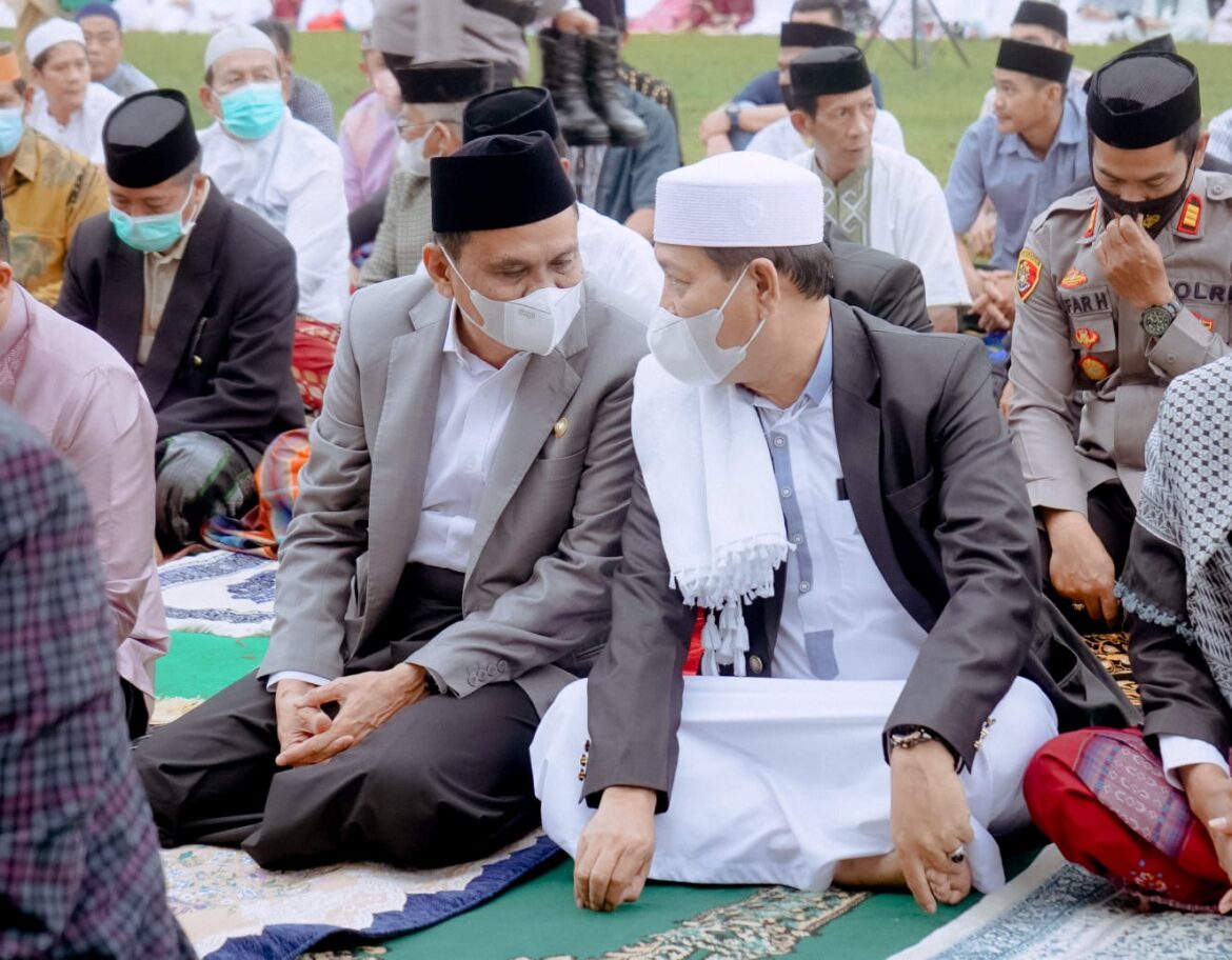 Bupati Dan Anggota DPRD Serta Forkopimda Barru Sholat Idul Adha Di Lapangan PekkaE