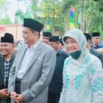 Bupati Barru Bersama Anggota DPR RI Hasnah Syam Mencicipi Hidangan Panitia Di Kantor Kecamatan Tanete Rilau