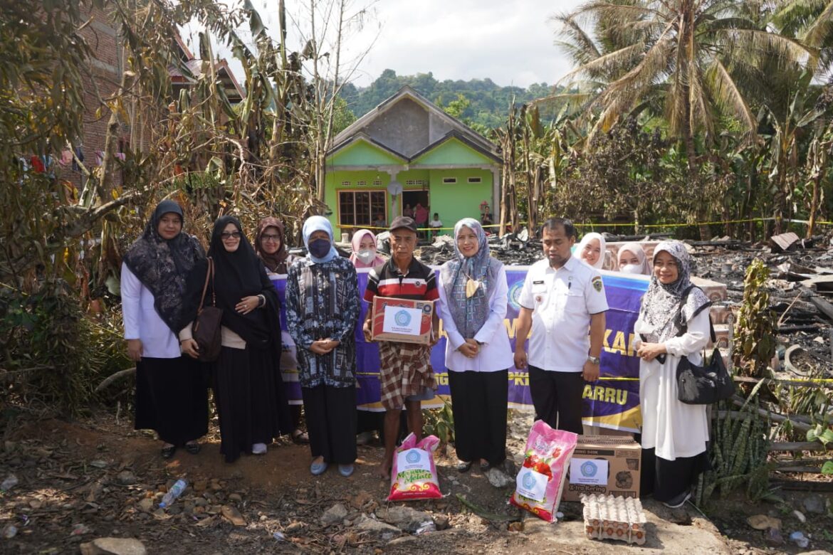 Ketua TP PKK Barru Didampingi Camat Barru Dan Lurah Sepee Memberikan Bantuan Kepada Korban Kebakaran