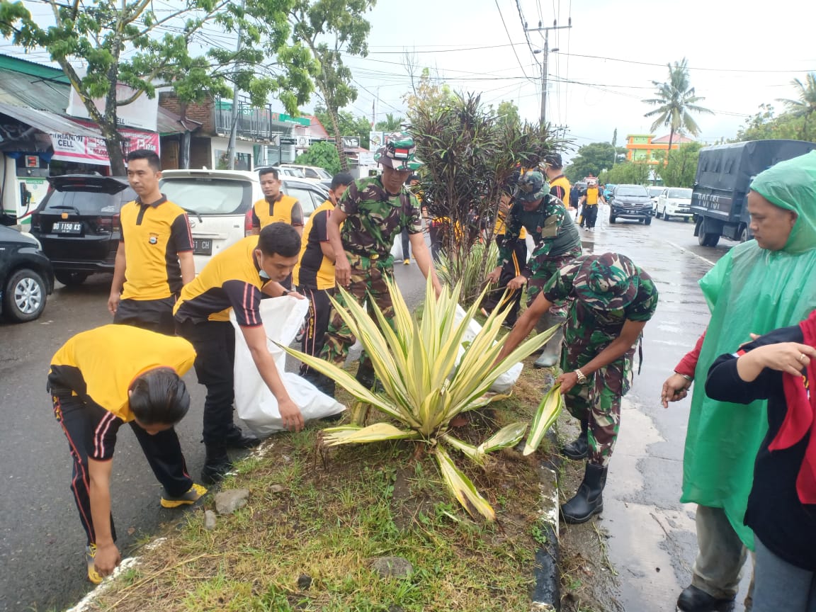 Polres Sinjai Bersama TNI dan Instansi Gelar Kerja Bakti, Peduli Lingkungan