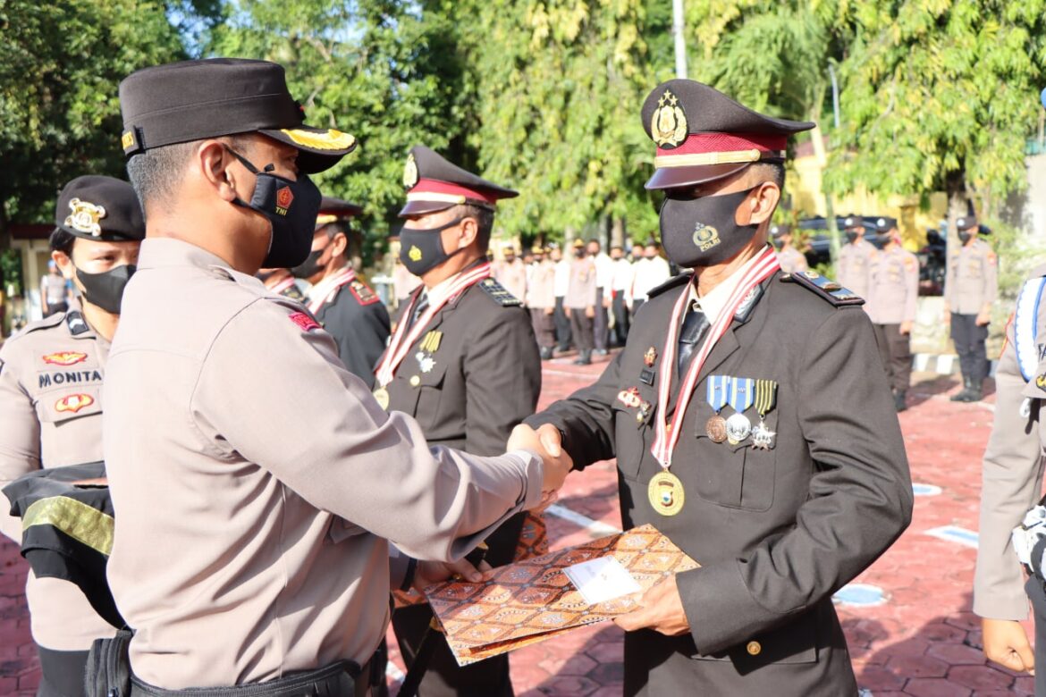 Kapolres Enrekang Pimpin Upacara Wisuda Purna Bakti Dan Korps Raport Kenaikan Pangkat