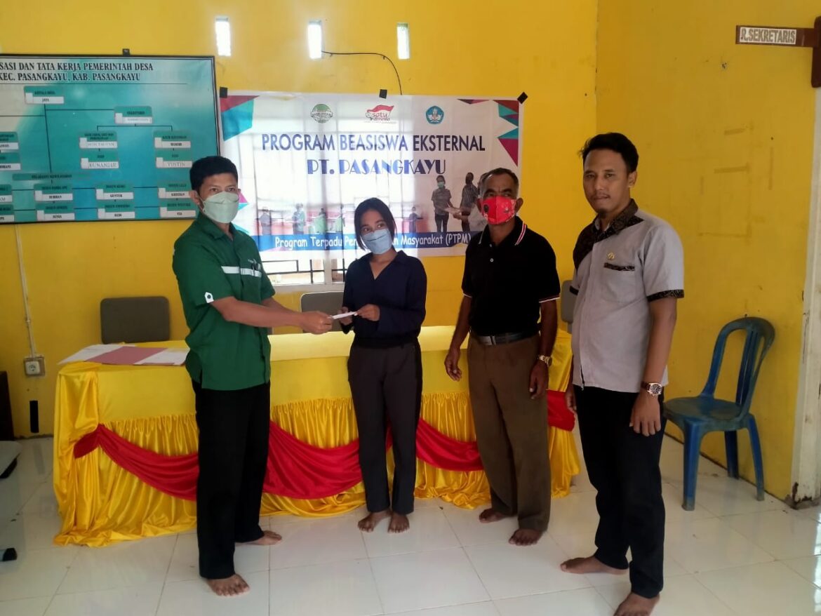 PT. Pasangkayu Berikan Beasiswa Melalui CSR Bidang Pendidikan di Ring Satu Perusahaan