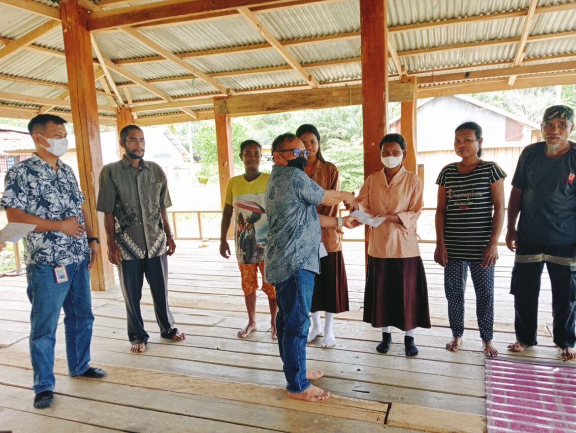 PT. Pasangkayu Berikan Bantuan Beasiswa SMP & SMA Anak Salurayya