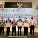 Bupati Barru Menerima Piagam Penghargaan Sebagai Kabupaten Mencapai Target Bulan Imunisasi Anak Nasional Tercepat di SulSel