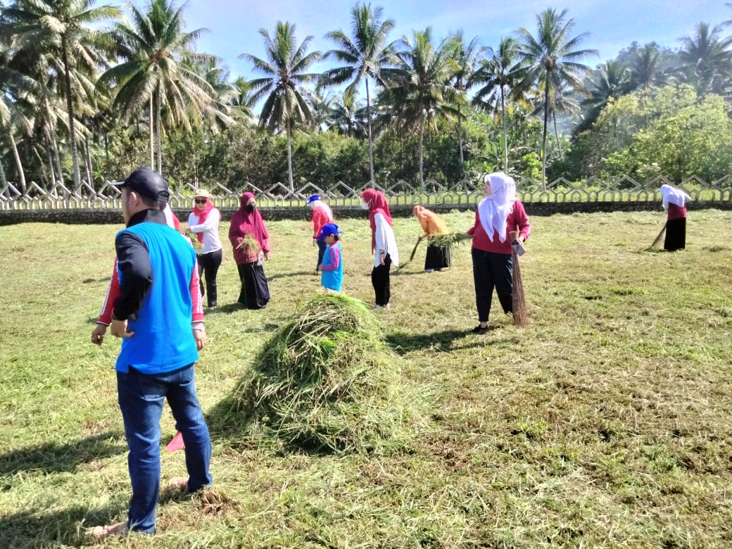 Menyambut HUT RI ke 77, Dinsos Pasangkayu Gelar Baksos Bersihkan TMP di Martajaya