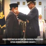 Kasau Menyematkan Bintang Swa Bhuwana Paksa Utama kepada Menhan Prabowo Subianto