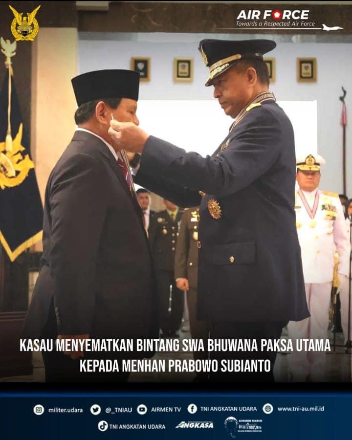 Kasau Menyematkan Bintang Swa Bhuwana Paksa Utama kepada Menhan Prabowo Subianto