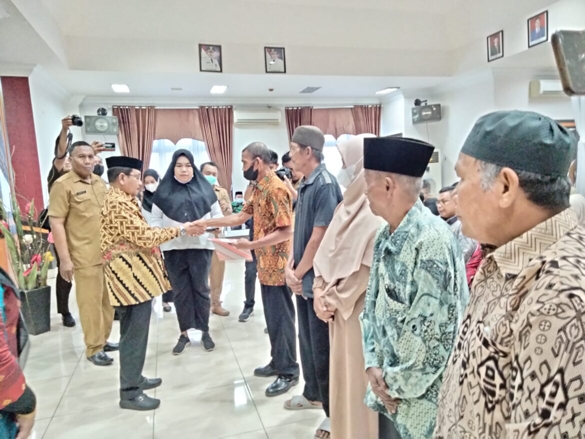 Pemkab Pasangkayu Berikan Penghargaan Jasa Para Keluarga Pejuang Veteran