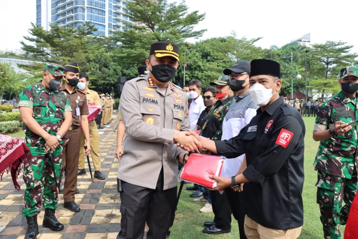 Kapolres Jakarta Barat Mengikuti Apel Gerakan 10 Juta Bendera Putih