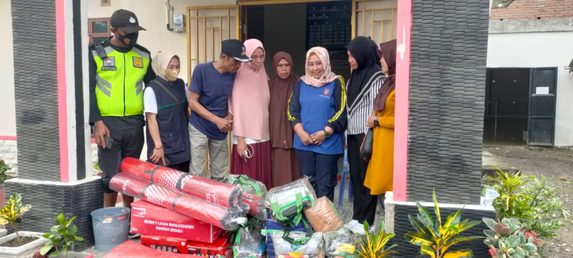 Pihak Dinsos Pasangkayu Menyerahkan Bantuan ke Warga Korban Banjir di Sarjo