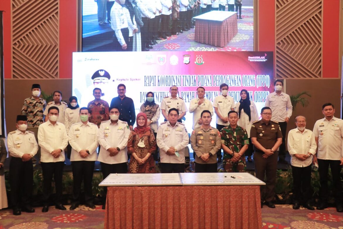 BUPATI BARRU MELAKUKAN PENANDATANGAN KOMITMEN BERSAMA TENTANG PENCAPAIAN GUGUS TUGAS PENCEGAHAN DAN PENANGANAN TINDAK PIDANA PERDAGANGAN ORANG (TPPO) DAN LAUNCHING DRPPA