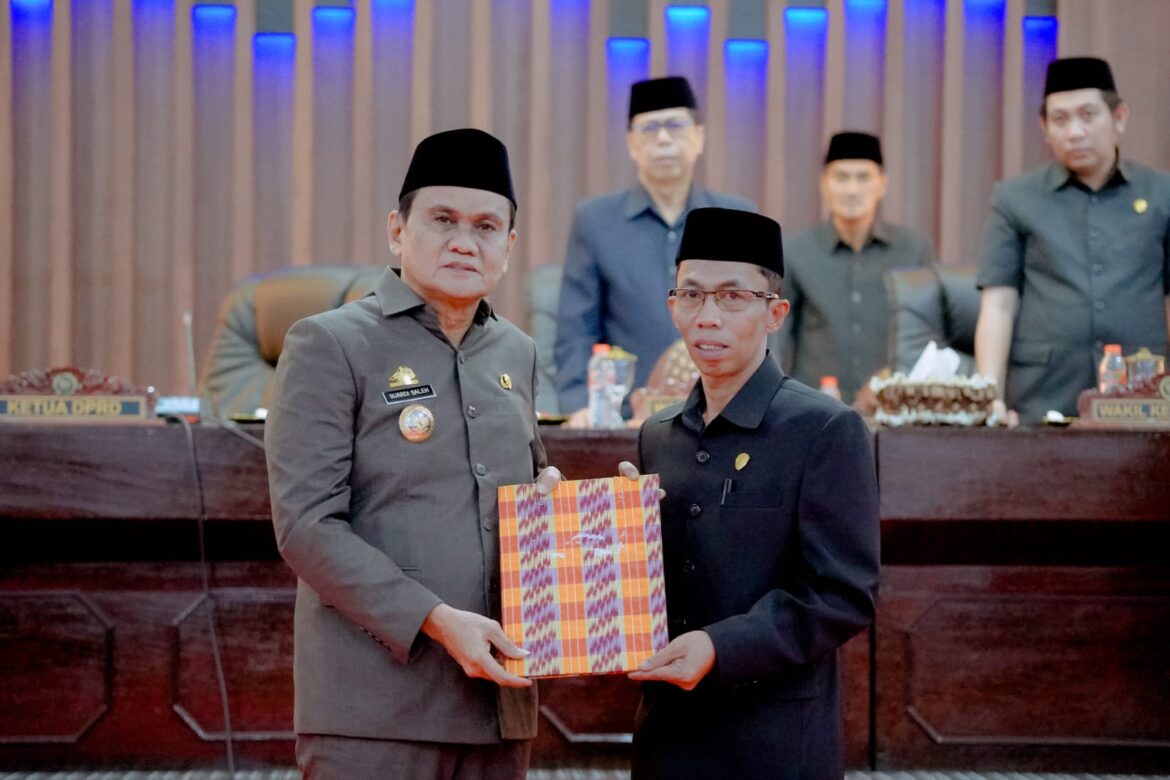 Bupati Barru Menghadiri Paripurna Penandatanganan Kesepakatan Rancangan Perubahan KUA dan PPAS APBD Tahu 2022