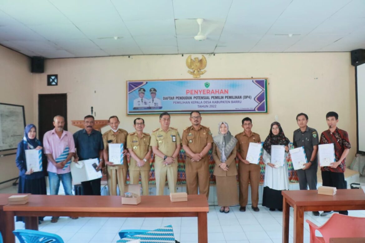 Sekda Barru menyerahkan DP4 Pemilihan Kepala Desa Serentak Di Aula Kantor BPMD