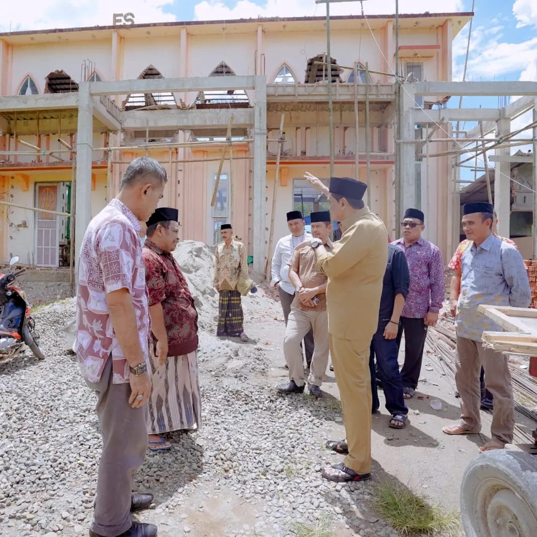 Bupati Barru Sholat Jum’at dan Memberikan Bantuan Pada Masjid Syuhada di Desa Tompo