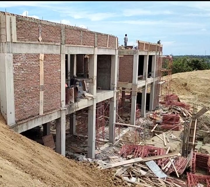 Pekerja Proyek Pembagunan Gedung Perpustakaan Tiga Lantai Tidak Safety