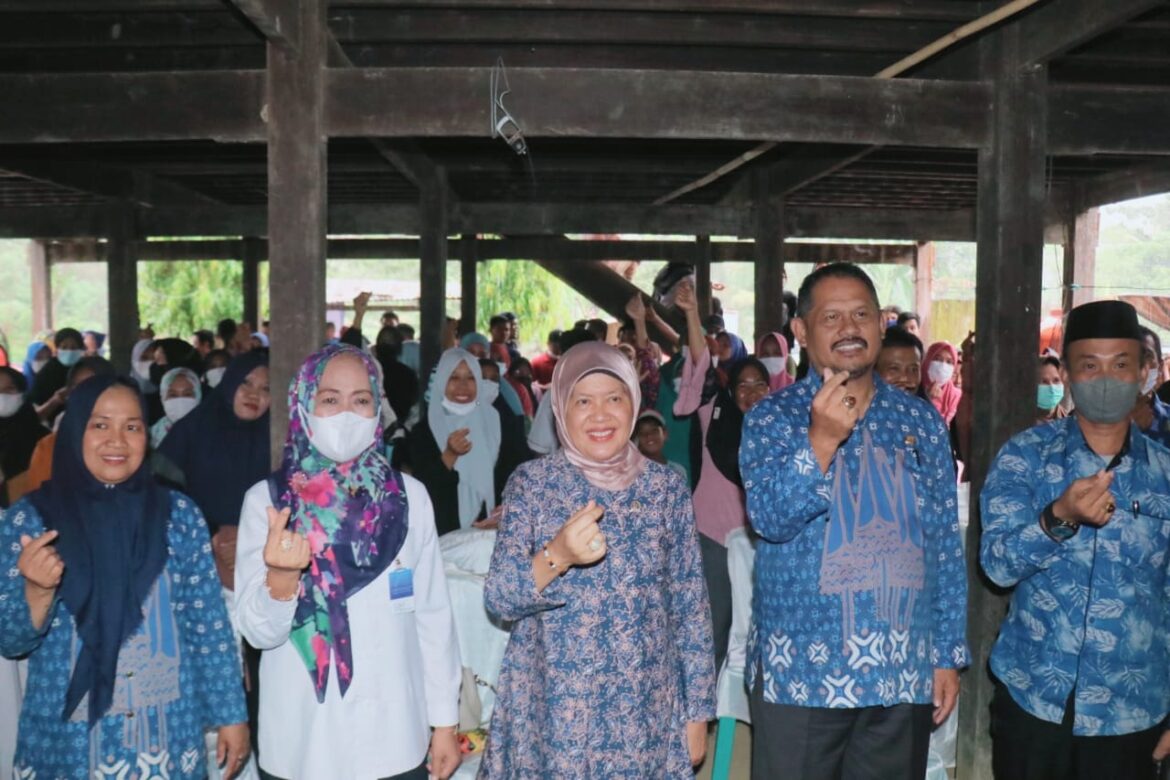 Ketua TP PKK Barru Bersama Perwakilan BKKBN Sulsel Melalui KIE Program Percepatan Penurunan Stunting