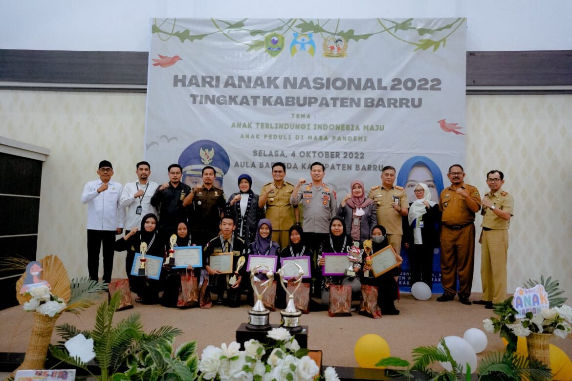 Suardi Saleh Serahkan Kartu Identitas Anak di Hari Anak Nasional Tingkat Kab. Barru