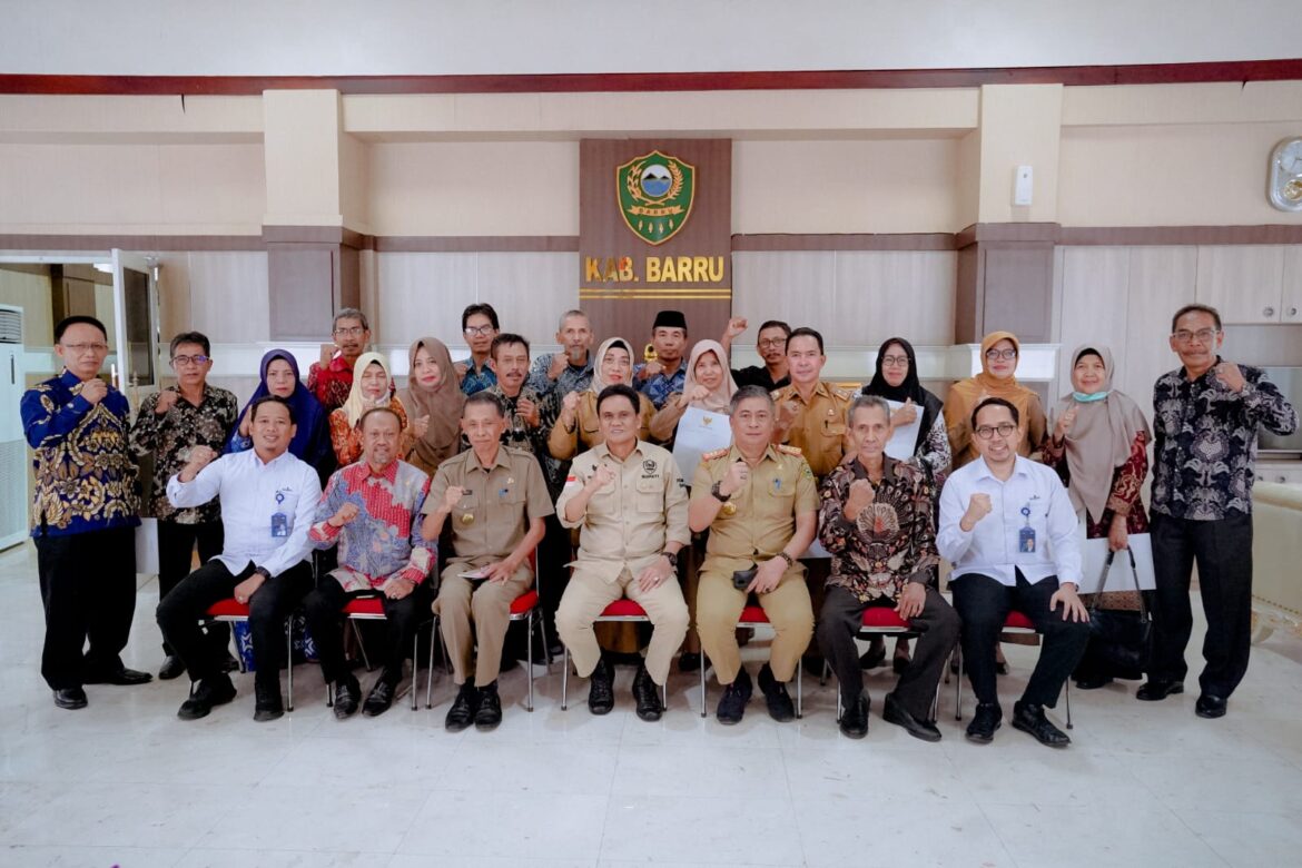 Bupati Barru Menyerahkan SK Pensiun dan Tunjangan Hari Tua Lingkup Pemkab Barru