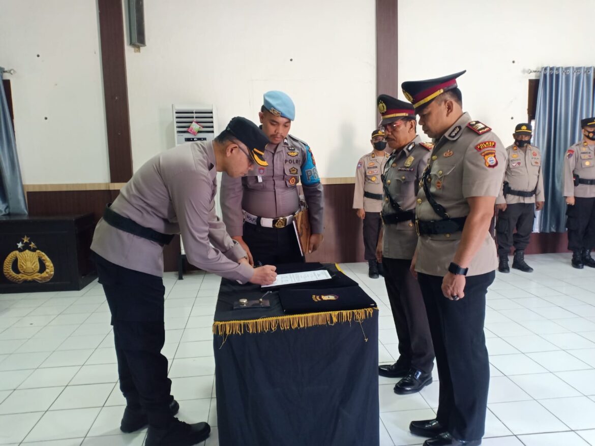 Kapolres Sinjai Pimpin Upacara Serah Terima Jabatan Kapolsek Sinjai Utara.