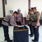 Kapolres Sinjai Pimpin Upacara Serah Terima Jabatan Kapolsek Sinjai Utara.