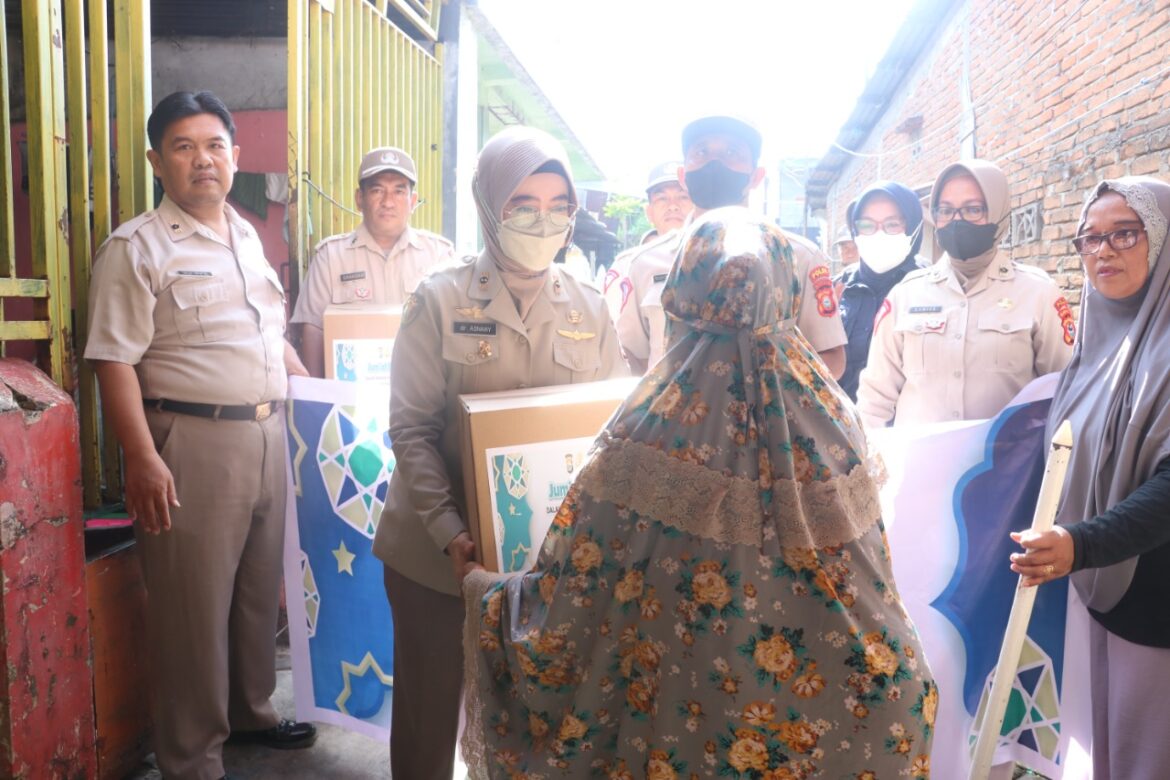 Gelar Jumat Berkah Sambut HUT Korpri Ke 51, ASN Polda Sulsel Bagikan Ratusan Nasi Kotak dan Paket Sembako ke Masyarakat