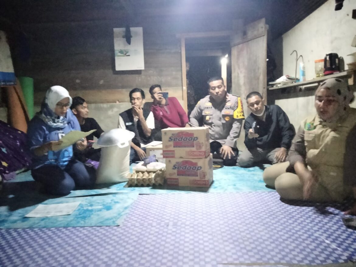 Kapolsek Sarudu Bersama Dinsos Salurkan Bantuan Sembako dan makanan Kepada Warga Dusun Masabo