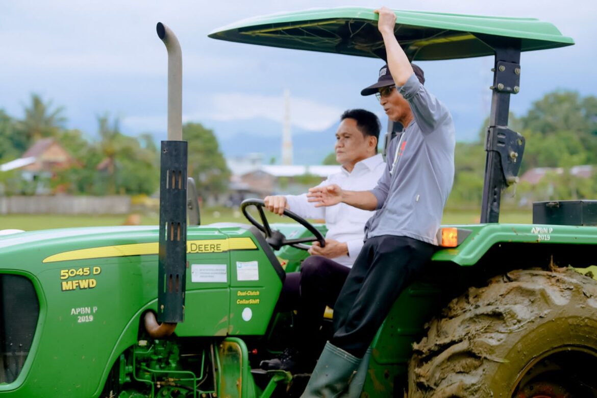 Bupati Barru Menghadiri Acara Turun Sawah Tingkat Kecamatan Balusu