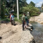 Satu Yunit Alat Berat Diturunkan Untuk Perbaikan Jalan Putus Dan Pengerukan Aliran Sungai