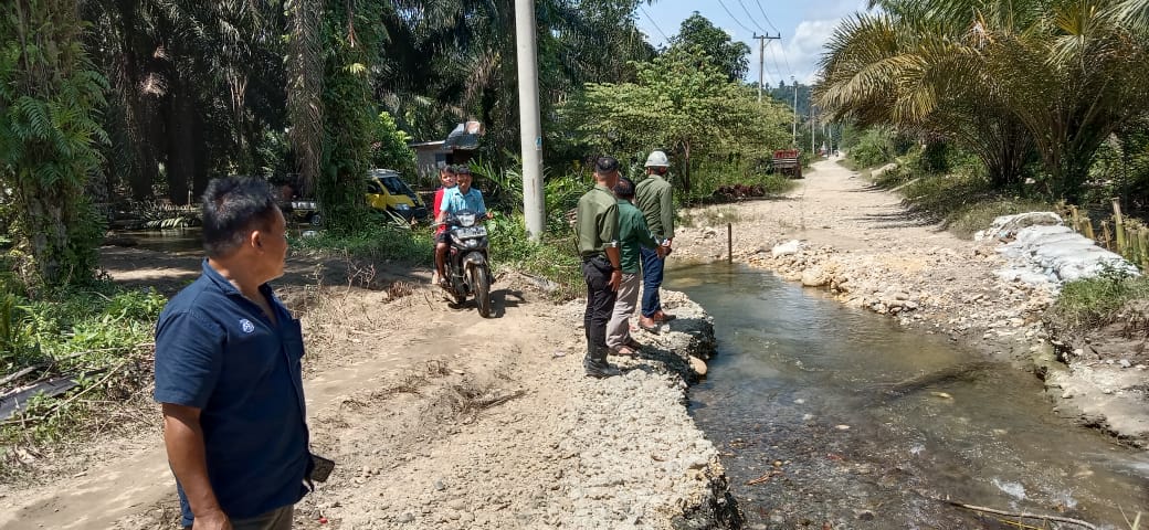 Satu Yunit Alat Berat Diturunkan Untuk Perbaikan Jalan Putus Dan Pengerukan Aliran Sungai