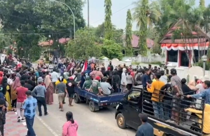 Aksi Demo Ribuan Massa Mengepung Rujab Meminta Bupati Takalar Bertanggungjawab