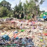 Sampah Berserangam Dikelurahan Baras Jalan Poros Trans Sulawesi