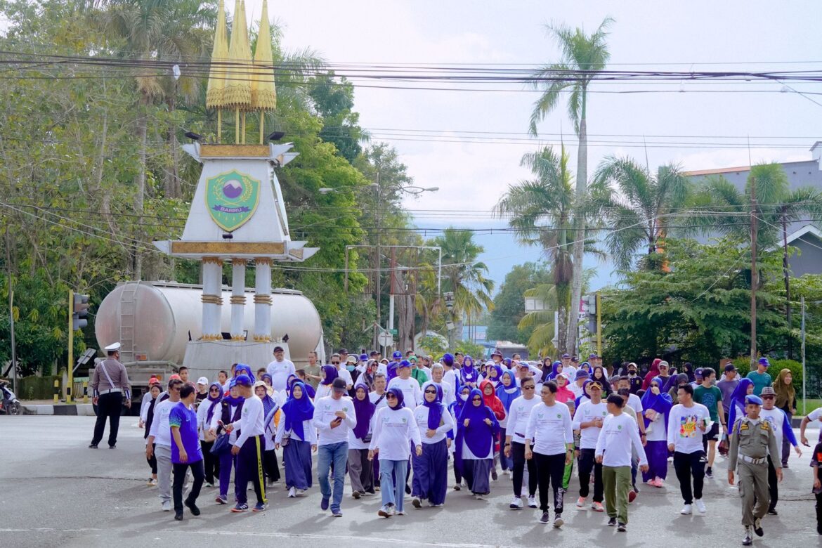 Jalan Sehat Dilepas Secara Resmi Oleh Bupati, Dihadiri Ketua TP PKK Barru Yang Juga Anggota DPR RI