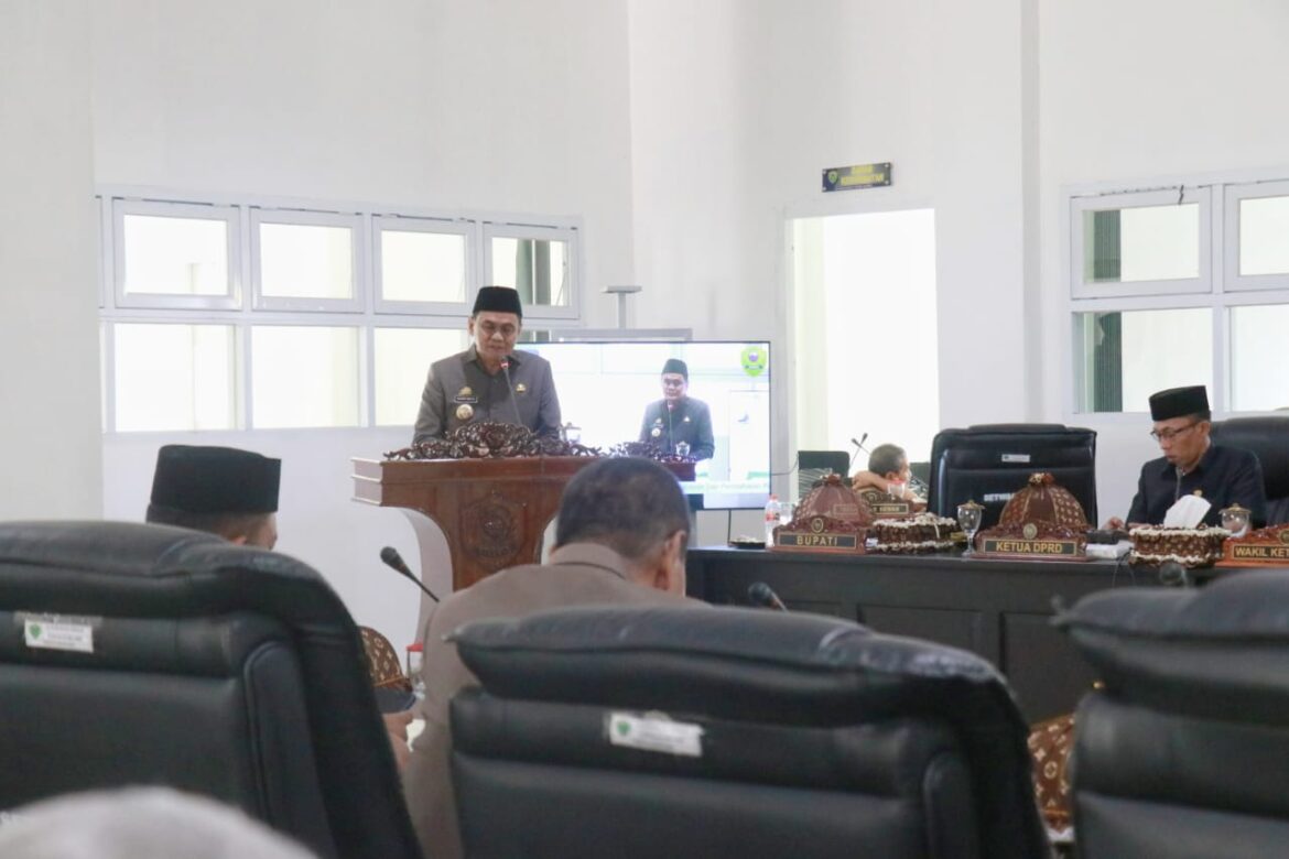 Bupati Barru Menyerahkan Ranperda RAPBD Tahun 2023 Kepada Ketua DPRD