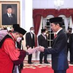 Presiden Saksikan Pengucapan Sumpah M. Guntur Hamzah Sebagai Hakim Konstitusi*