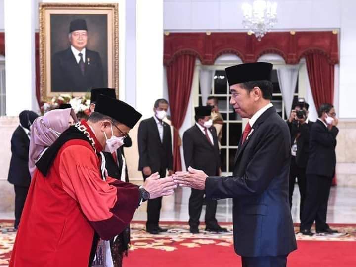 Presiden Saksikan Pengucapan Sumpah M. Guntur Hamzah Sebagai Hakim Konstitusi*