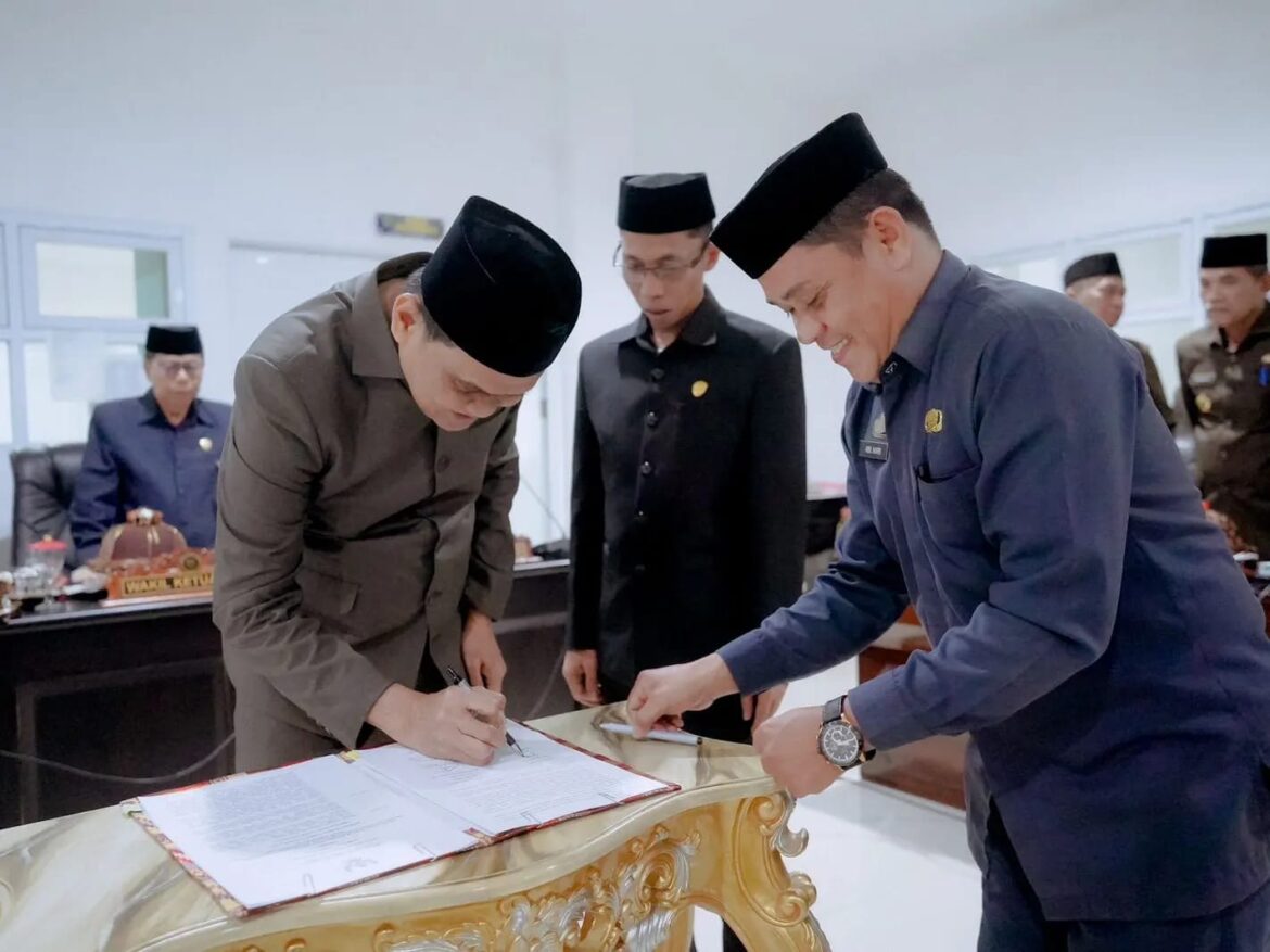 Bupati Bersama Ketua DPRD Barru Menandatangani Pengesahan APBD Tahun 2023