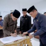 Bupati Bersama Ketua DPRD Barru Menandatangani Pengesahan APBD Tahun 2023