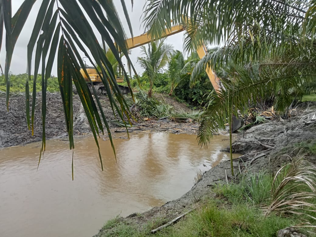 PT Mamuang Antisipasi Banjir Lakukan Normaliasi Parit di Wilayah Kerjanya