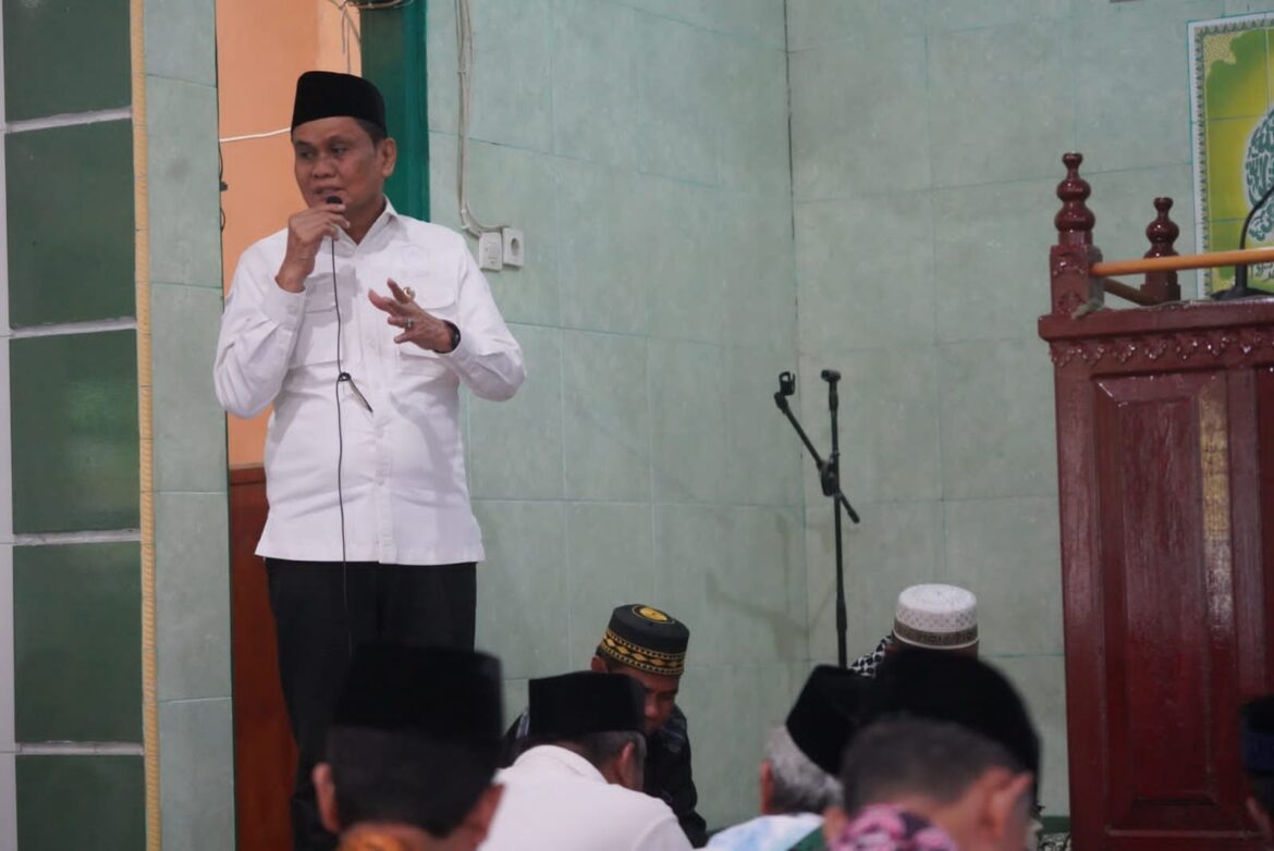 Bupati Barru Disertai Sekda Safari Jumat dan Menyerahkan Bantuan di Masjid Babussalam