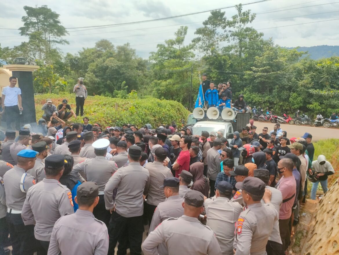 Masyarakat Dan Mahasiswa Konawe Utara berunjuk rasa di Polres Konawe Utara